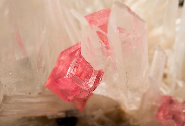 QUARTZ with RHODOCHROSITE