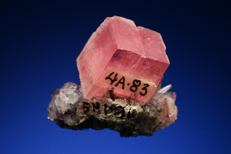 RHODOCHROSITE on FLUORITE with QUARTZ