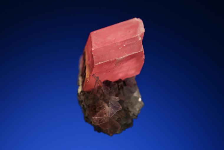 RHODOCHROSITE on FLUORITE with QUARTZ