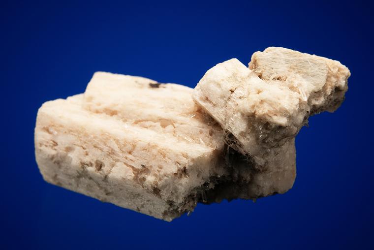 ALLANITE-(Ce) on MICROCLINE (Carlsbad twin)