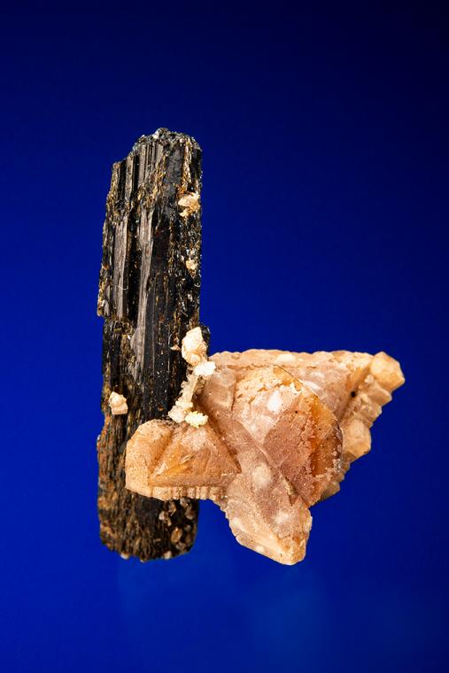 RHODOCHROSITE on AEGIRINE