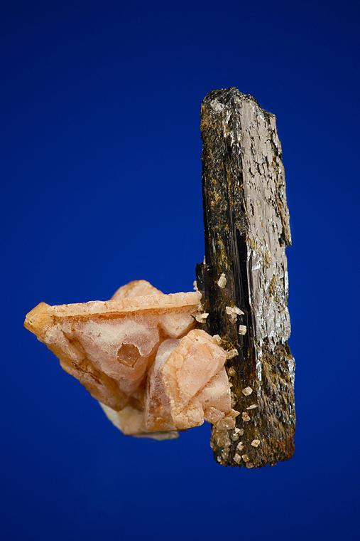 RHODOCHROSITE on AEGIRINE