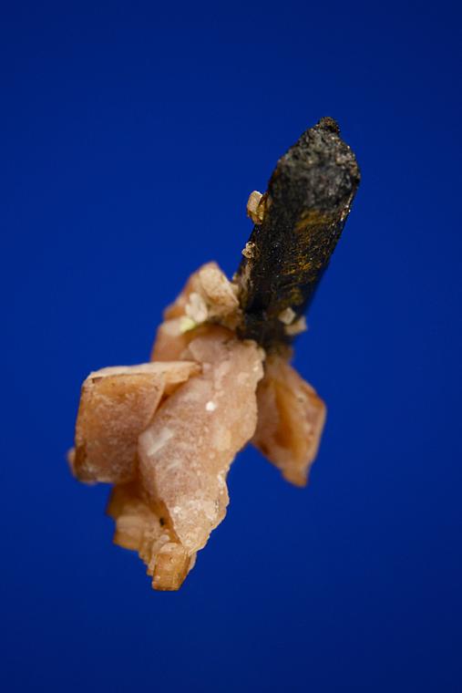 RHODOCHROSITE on AEGIRINE