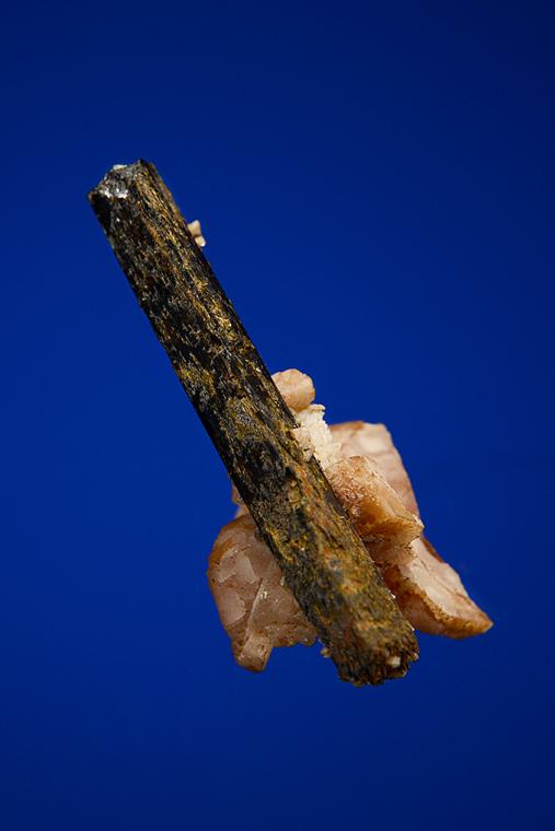 RHODOCHROSITE on AEGIRINE