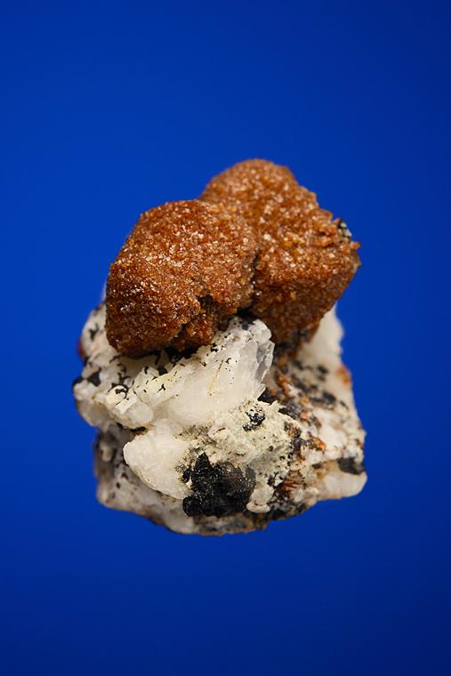 RHODOCHROSITE after EUDIALYTE on PHILLIPSITE  after SERANDITE