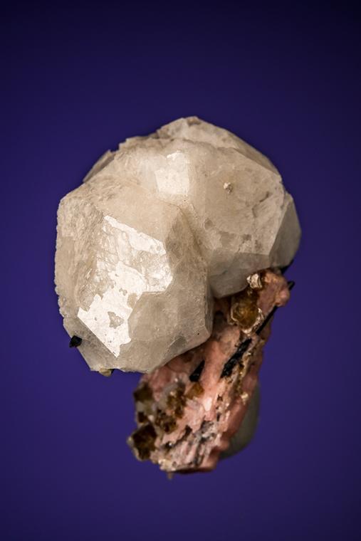 POLYLITHIONITE, SERANDITE and AEGIRINE on ANALCIME