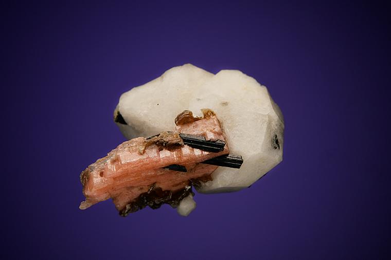 POLYLITHIONITE, SERANDITE and AEGIRINE on ANALCIME