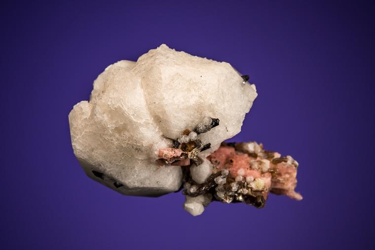 POLYLITHIONITE, SERANDITE and AEGIRINE on ANALCIME