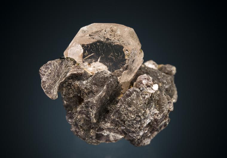 BERYL var. Morganite on LEPIDOLITE