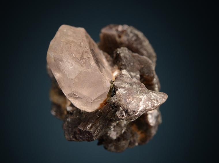 BERYL var. Morganite on LEPIDOLITE