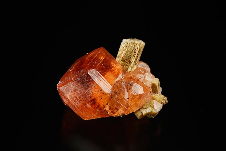 GROSSULAR var. Hessonite with DIOPSIDE