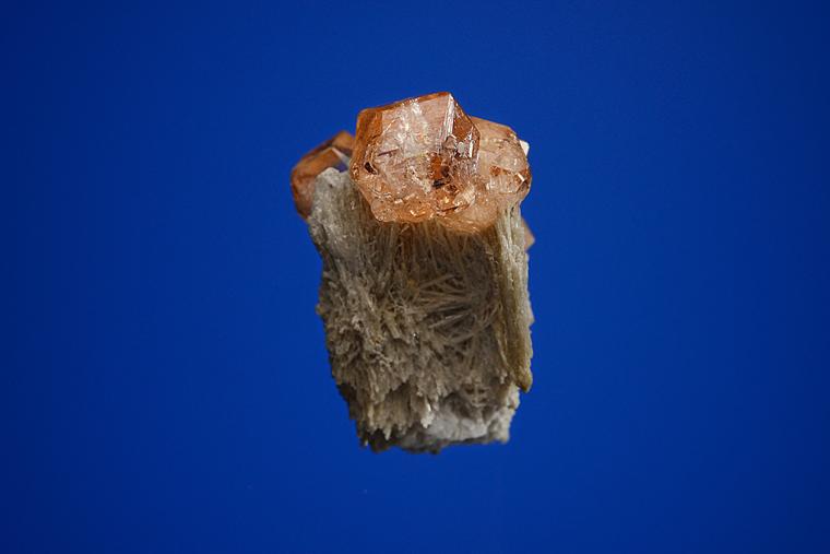 GROSSULAR var. Hessonite on DIOPSIDE