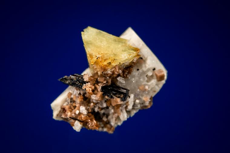 GENTHELVITE, AEGIRINE and RHODOCHROSITE on MICROCLINE