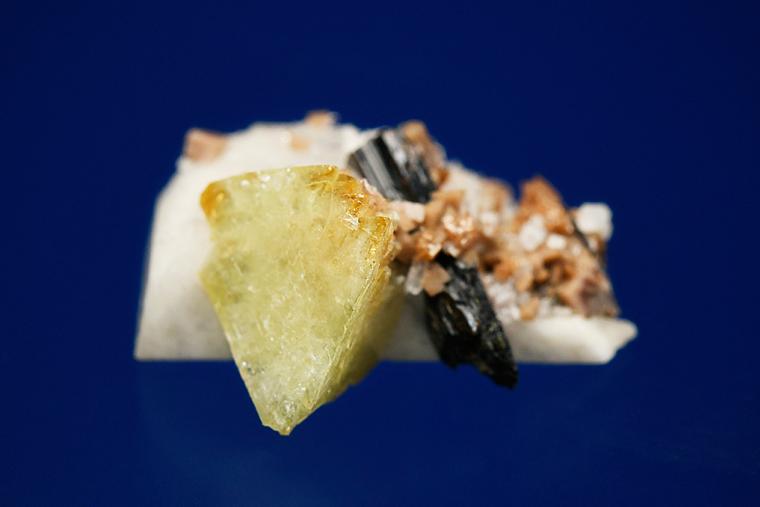 GENTHELVITE, AEGIRINE and RHODOCHROSITE on MICROCLINE