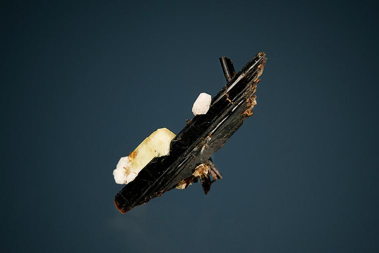 GENTHELVITE on AEGIRINE