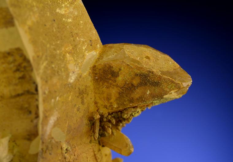 PYROMORPHITE on QUARTZ (Japan-law twin)