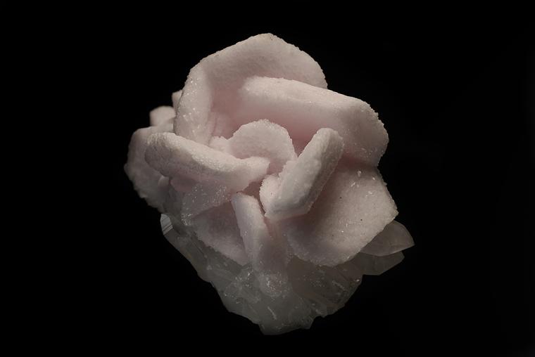manganoan CALCITE on QUARTZ