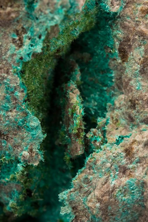 OLIVENITE on AJOITE