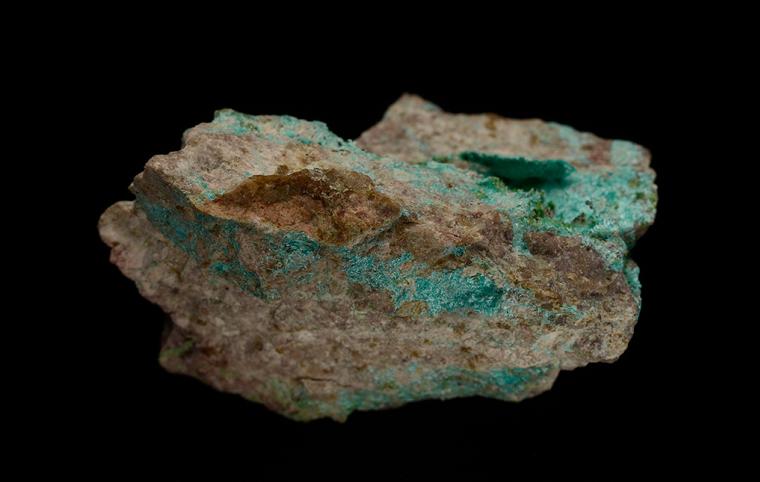 OLIVENITE on AJOITE