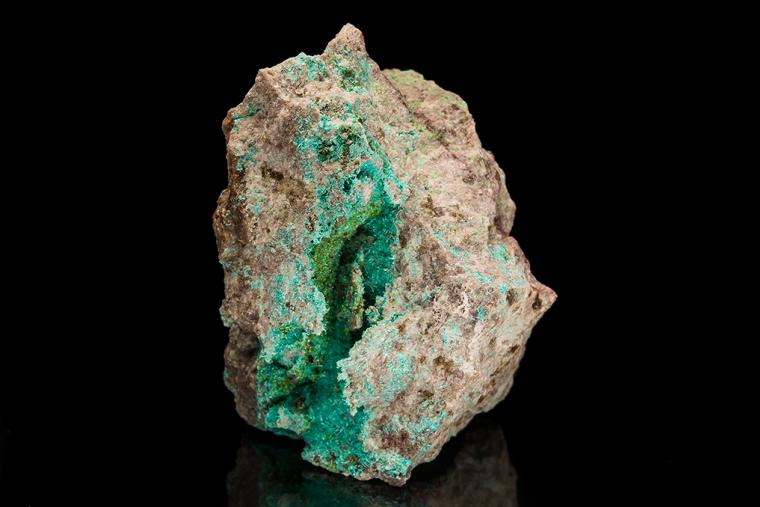 OLIVENITE on AJOITE