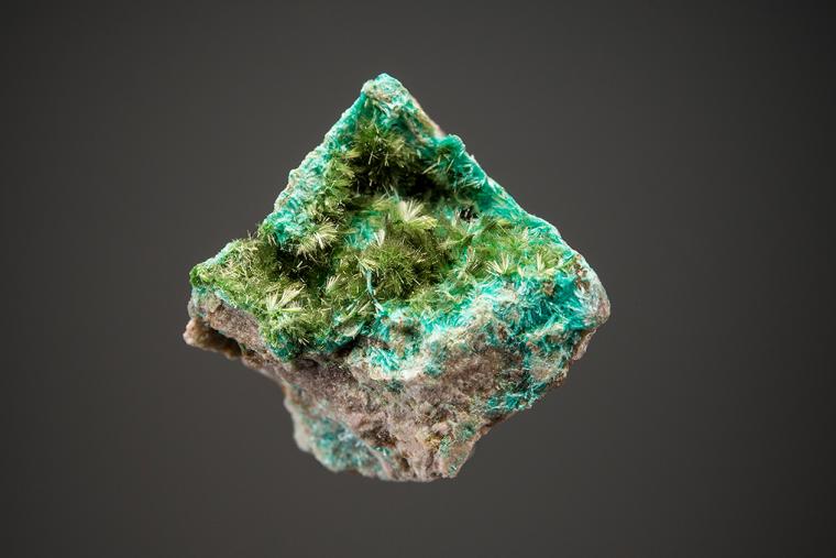 OLIVENITE on AJOITE