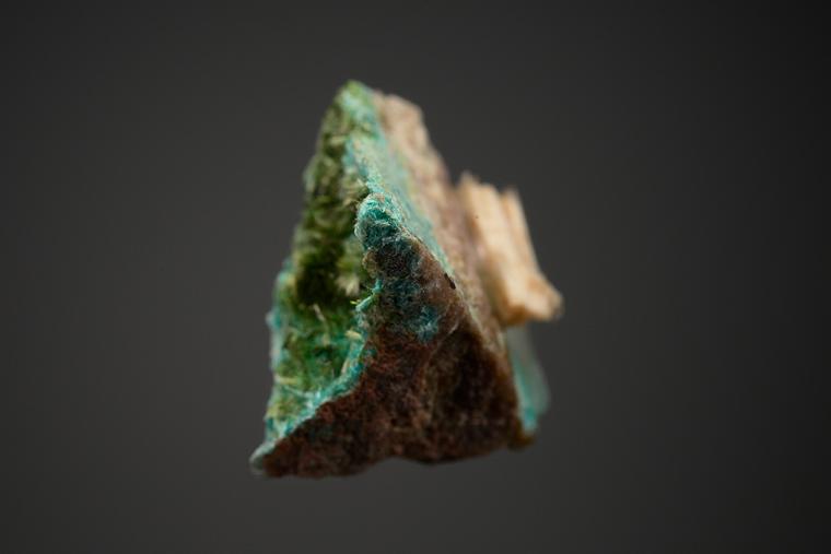 OLIVENITE on AJOITE