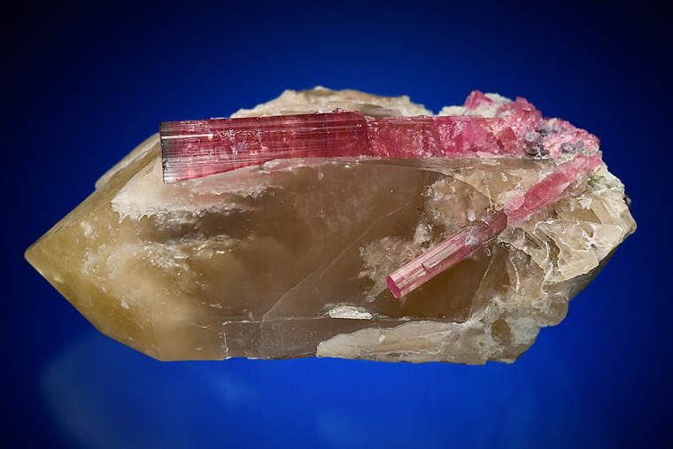 ELBAITE on QUARTZ