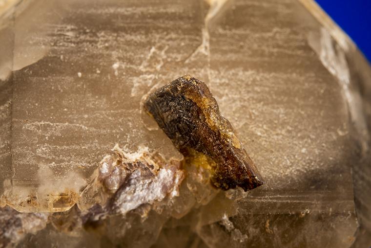 STIBIOTANTALITE on QUARTZ