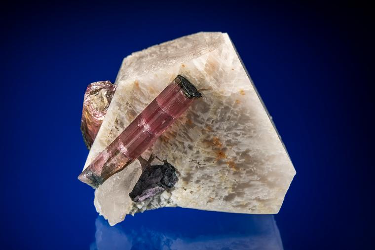 ELBAITE on MICROCLINE (Manebach twin)