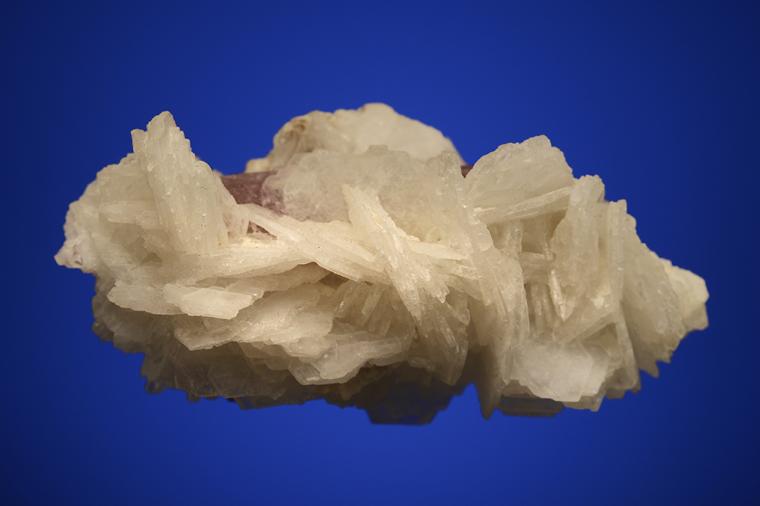 ALBITE var. Cleavelandite on APATITE