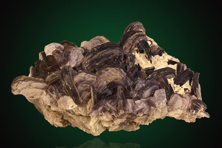 LEPIDOLITE on ALBITE var. Cleavelandite
