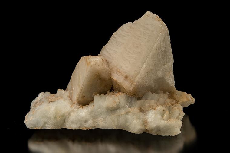 MICROCLINE (Baveno twin) on ALBITE var. Cleavelandite