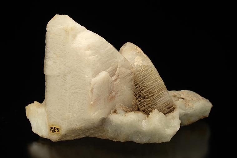 MICROCLINE (Baveno twin) on ALBITE var. Cleavelandite