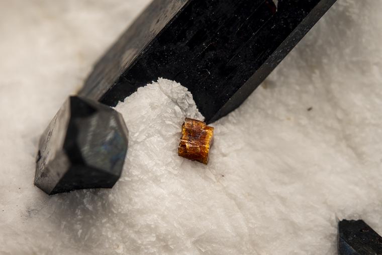 NEPTUNITE with JOAQUINITE-(Ce)