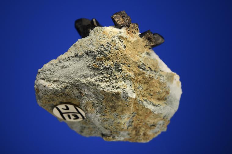 NEPTUNITE with JOAQUINITE-(Ce)