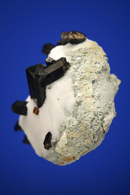 NEPTUNITE with JOAQUINITE-(Ce)