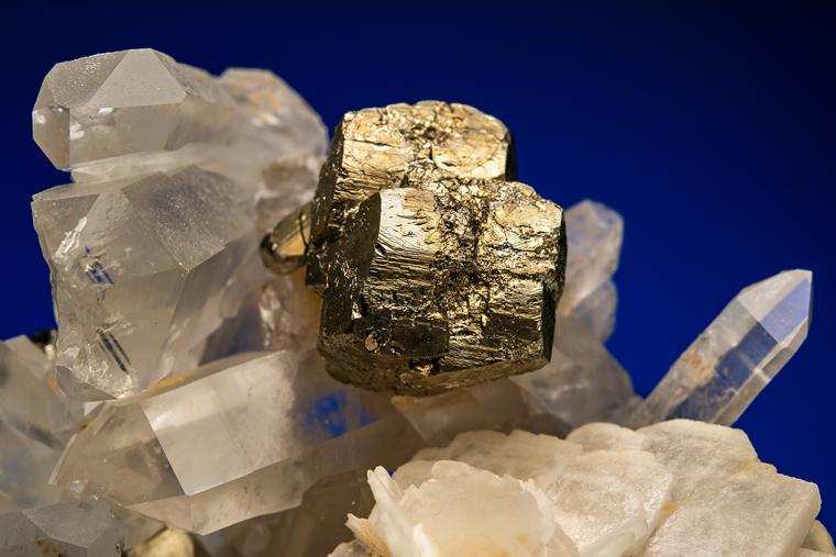 BARITE and PYRITE on QUARTZ