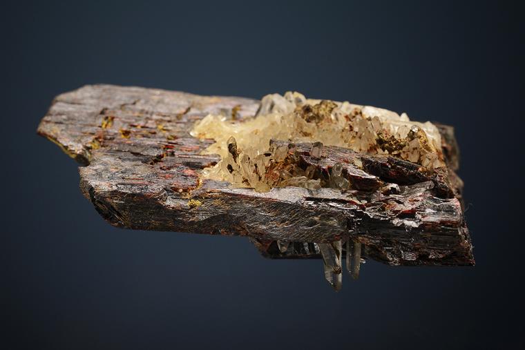 HÜBNERITE with QUARTZ