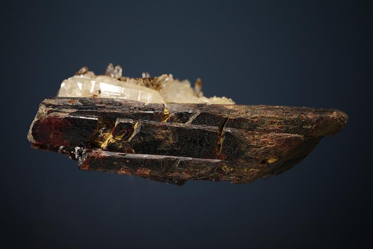 HÜBNERITE with QUARTZ