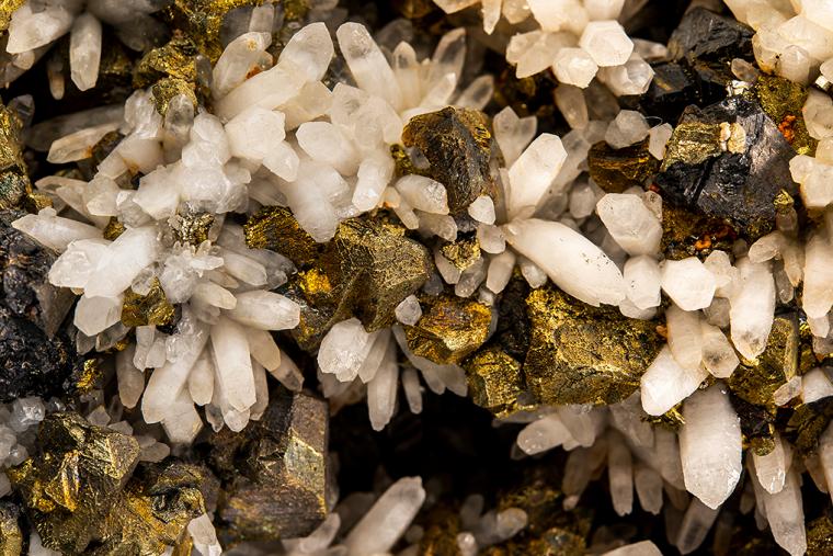 CHALCOPYRITE with SPHALERITE on QUARTZ
