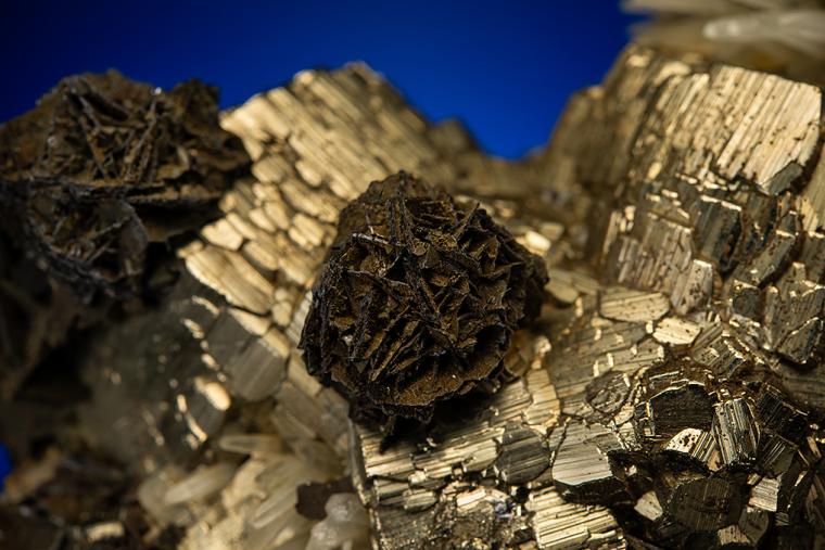 WURTZITE and QUARTZ on PYRITE