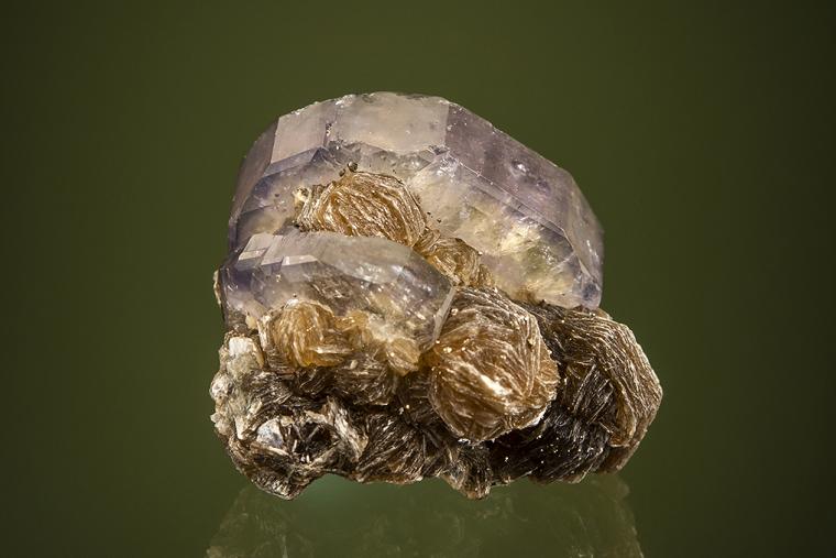 FLUORAPATITE with MUSCOVITE