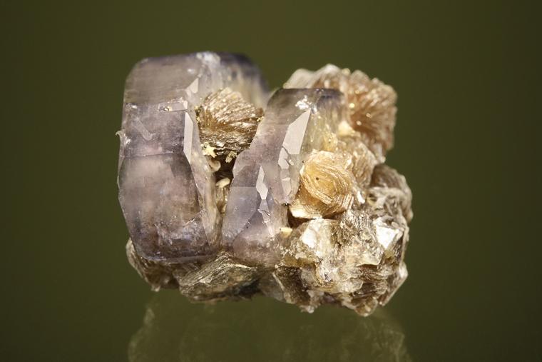 FLUORAPATITE with MUSCOVITE