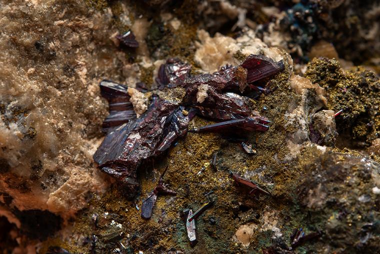 PYRARGYRITE on CHALCOPYRITE and SIDERITE