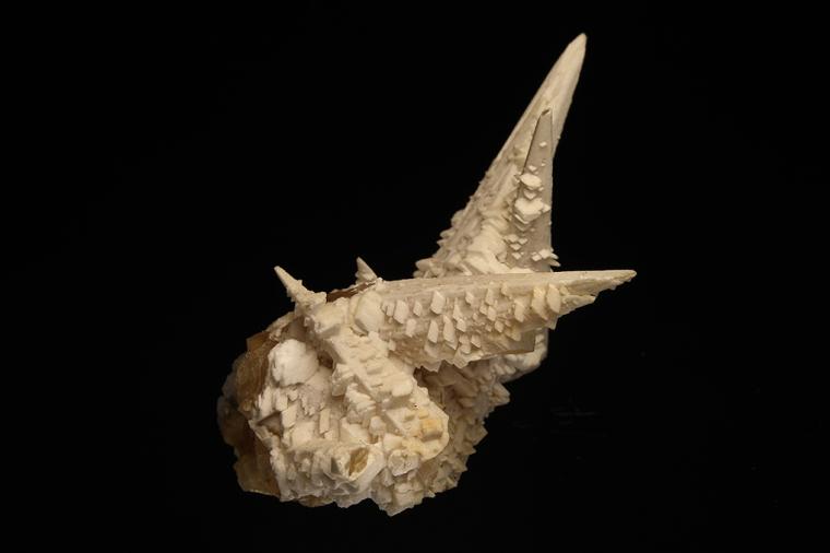 BENSTONITE ON CALCITE