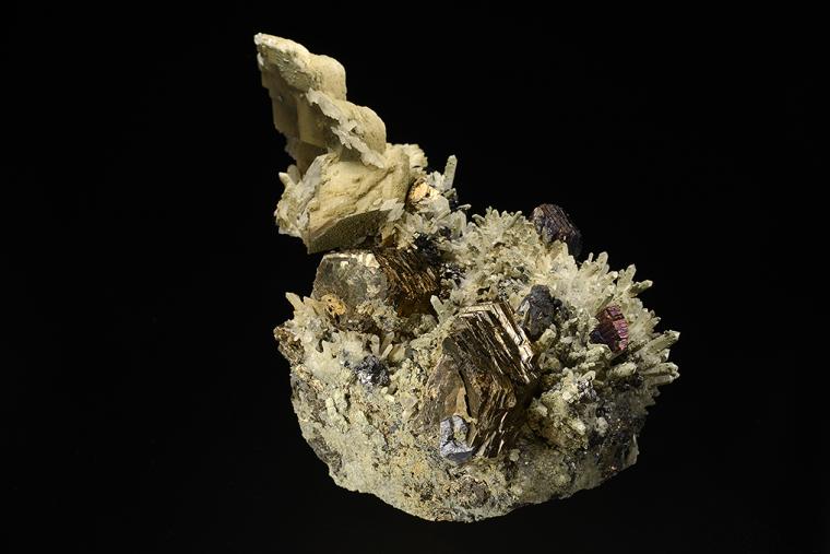 CALCITE with PYRRHOTITE and SPHALERITE on QUARTZ