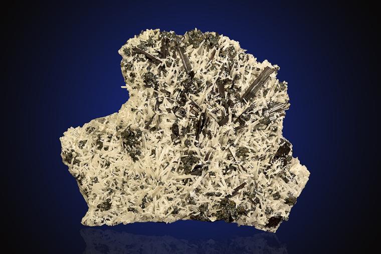 HÜBNERITE with SPHALERITE on QUARTZ