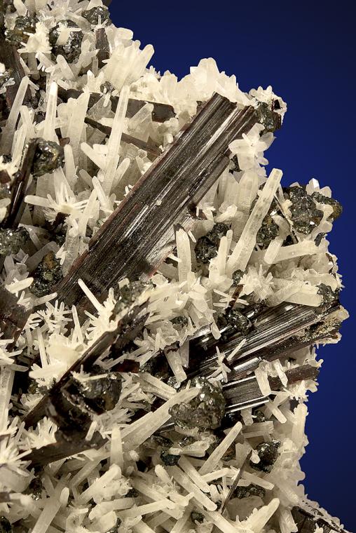 HÜBNERITE with SPHALERITE on QUARTZ