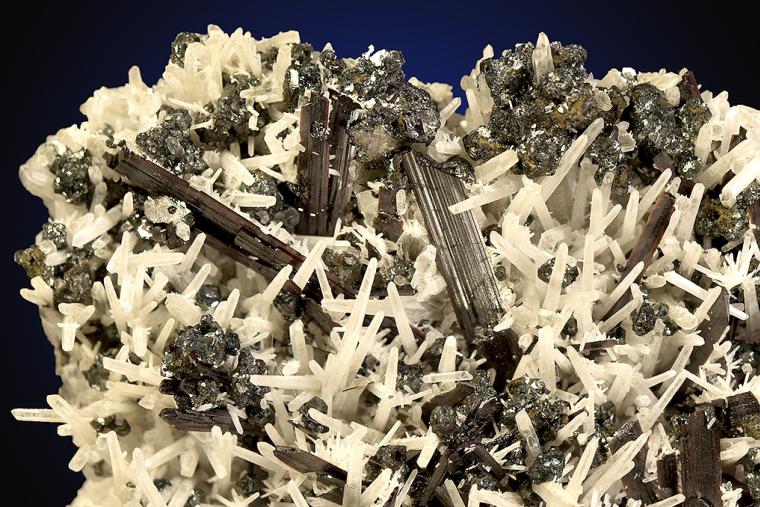 HÜBNERITE with SPHALERITE on QUARTZ