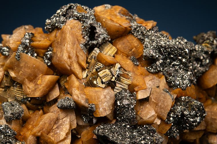 TENNANTITE on CHALCOPYRITE with SIDERITE